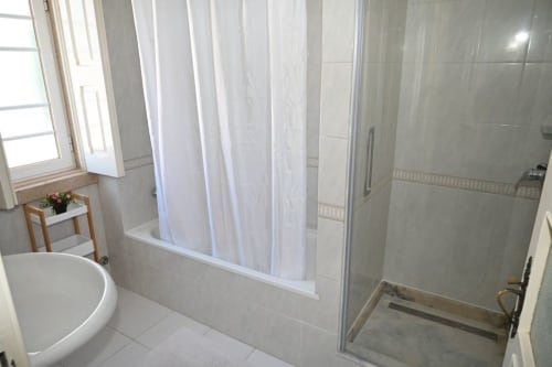 Casa de banho moderna em Villa Sor com banheira, chuveiro e toilete em Ponte de Sor, Portugal