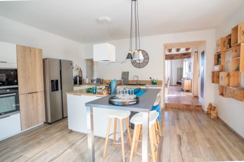 grande cuisine avec ilot centrale et entièrement équipée pour 15 personnes / Logis Escale Saumur