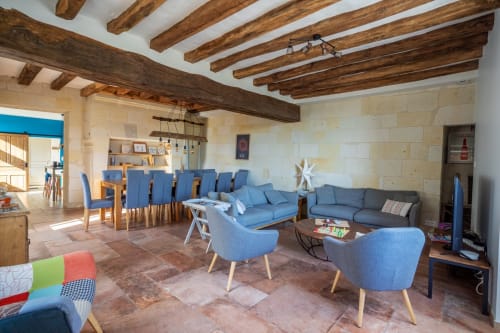 la grande salle de vie avec table à manger et séjour du Logis Escale à Gennes ©SAS ESQAL