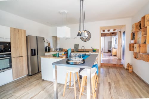 Logis Escale, gîte de groupe pour 15 personnes - grande cuisine aménagée et équipée avec ilot central ©SAS ESQAL