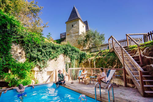 Logis Escale, grand gite pour les vacances d'été - groupe autour de la piscine en train de prendre l'apéritif ©SAS ESQAL