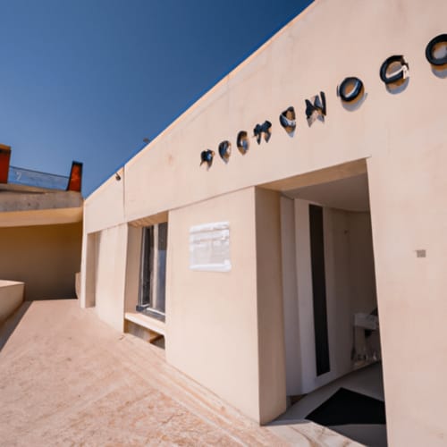 Une photo d'une galerie d'art moderne avec des sculptures et des peintures.