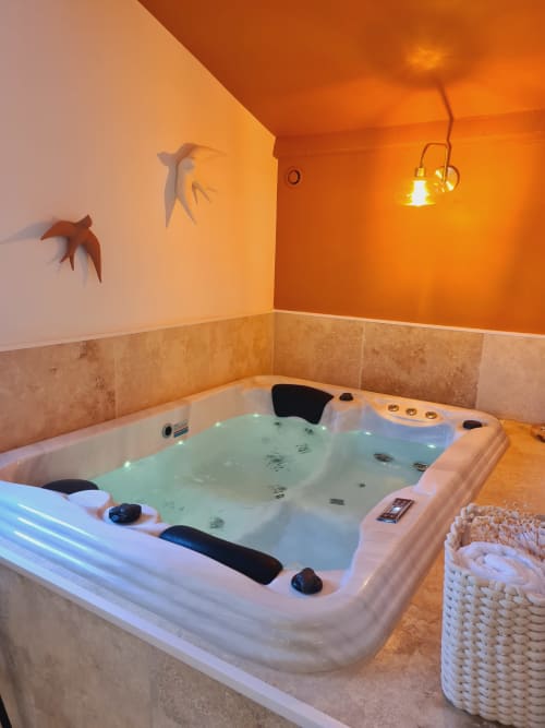 SPA jaccuzi privatif éclairage romantique love room Nuits d'Audace