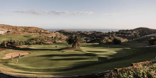 Campo de golf de campeonato en Villa Cacemar en Maspalomas con greens impecables, palmeras y vistas al océano.