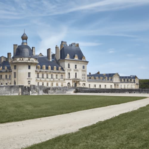 Photo du château de Valencay entouré de jardins à la française