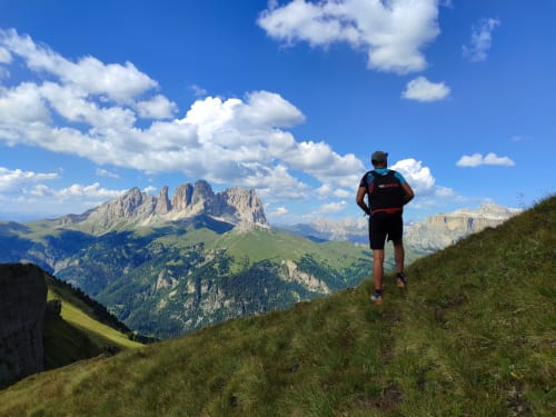 Trailrunner in den Dolomiten nahe Residence Rodolon, Mazzin, mit dramatischen Bergspitzen und grünen Tälern