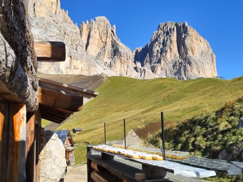 Residence Rodolon mit dramatischem Blick auf die Dolomiten, alpine Wiese und traditionelles Bergchalet in Mazzin