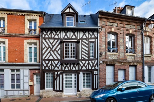 Pierre and Valérie's house in the Saint-Léonard district, just a stone's throw from the Vieux-Bassin, is full of surprises. One would never suspect the vast space hidden behind its lovely facade.