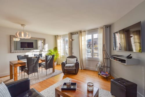 The living room of this old house in Honfleur is very comfortable. The large windows offer a view of the charming Place du Puits.