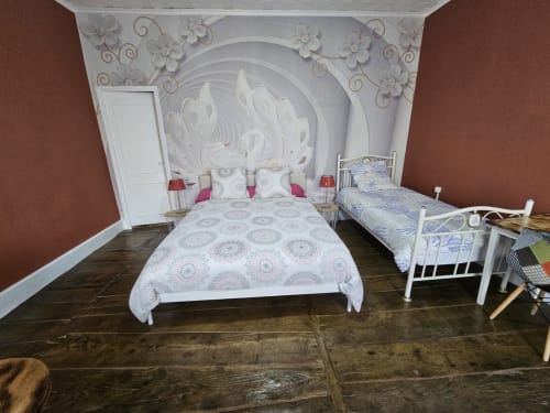 Camera da letto luminosa presso Bastide du Thoré con testata bianca ornata, biancheria stampata, letto matrimoniale gemello e pareti color ruggine