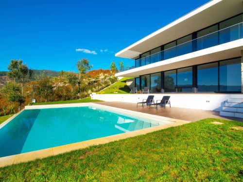 Vila moderna em Casa da Luz Gerês com piscina turquesa, terraço e vistas de montanha em Vieira do Minho