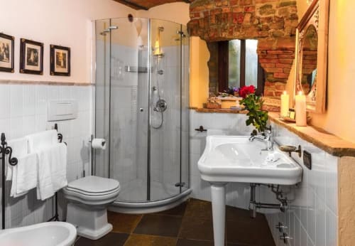 Salle de bain spacieuse à l'Appartement Le Viole à Dimora i Manichei, Monforte d'Alba, avec douche d'angle, lavabo sur colonne et bidet