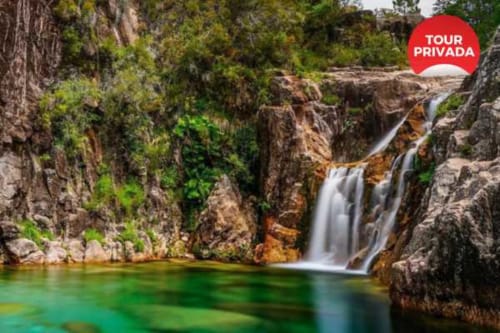 Cascata em fluxo contínuo em canyon florestal exuberante com piscina esmeralda perto da Casa da Luz Gerês