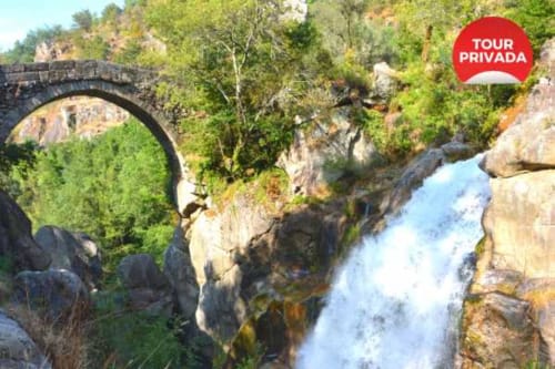 Ponte de pedra sobre cachoeira na floresta de Gerês, Casa da Luz Vieira do Minho