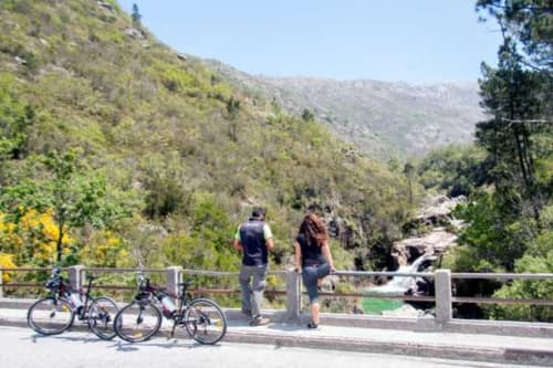 Ciclistas descansam em mirante cênico junto à Casa da Luz Gerês em Vieira do Minho, Portugal