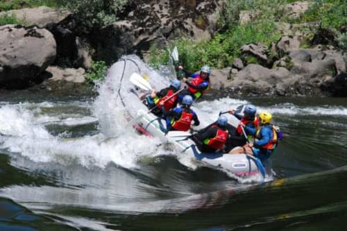 Aventura de rafting em águas agitadas no rio perto da Casa da Luz Gerês, Vieira do Minho