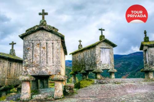 Ruínas de antiga capela de pedra com cruzes em Vieira do Minho, região de Gerês, Portugal