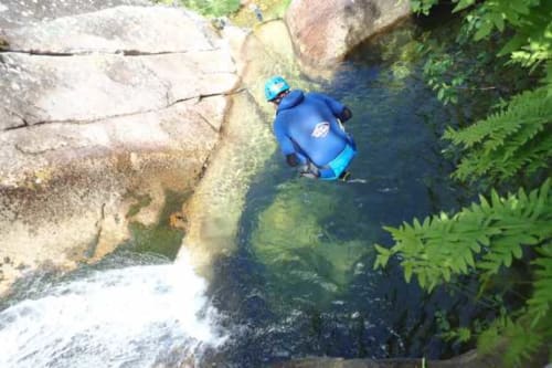Aventura de canyoning em água cristalina perto da Casa da Luz Gerês, Vieira do Minho