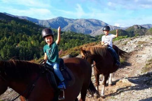 Crianças fazendo passeio a cavalo nas montanhas perto de Casa da Luz Gerês, Vieira do Minho, Portugal