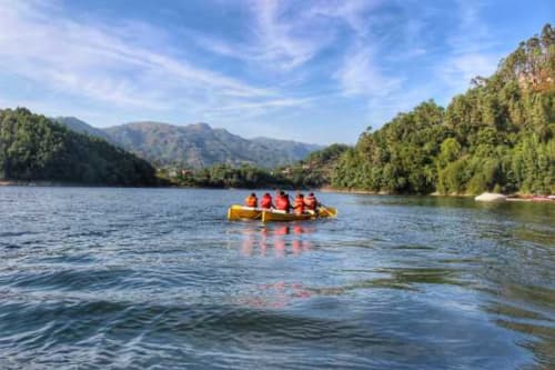 Passeio de rafting em grupo no rio cênico perto da Casa da Luz Gerês em Vieira do Minho, Portugal