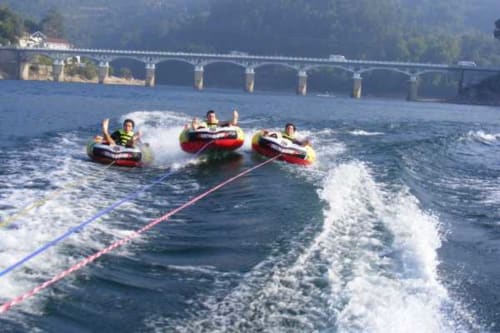 Aventura de flutuação no Rio Cávado perto de Casa da Luz Gerês, Vieira do Minho com ponte ao fundo