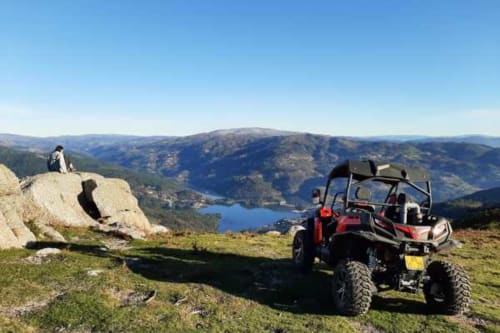 Aventura de buggy todo-o-terreno nas montanhas de Gerês com vistas de lago, Vieira do Minho