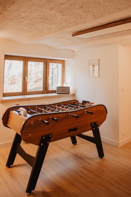 Table de baby-foot dans la salle de jeux du Repaire Des Darous B&B, Saulxures sur Moselotte