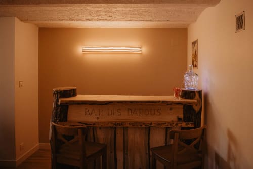 Comptoir rustique du Repaire Des Darous, gîte français à Saulxures sur Moselotte, avec sièges en tonneau de bois