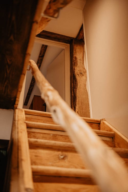 Escalier en bois avec rampe à la boutique-auberge Repaire Des Darous à Saulxures sur Moselle, France