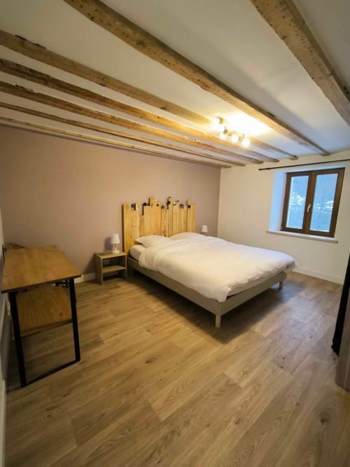Chambre rustique avec poutres apparentes, lit double, bureau et parquet en bois au Repaire Des Darous à Saulxures sur