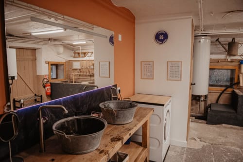 Buanderie du Repaire Des Darous avec bassines métalliques, machines à laver et décor vintage à Saulxures sur Moselle