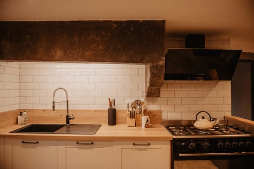 Cuisine moderne du gîte THE REPAIRE à Repaire Des Darous B&B, Saulxures sur Moselotte avec carrelage métro blanc et bois