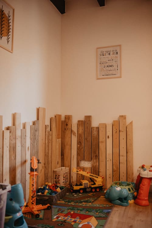 Coin de jeu pour enfants au gîte Repaire Des Darous avec blocs de bois, véhicules jouets et set de construction à Saulxures sur
