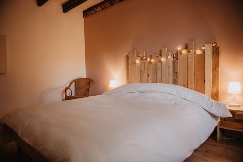 La chambre du cottage Repaire à Repaire Des Darous à Saulxures sur Moselotte avec linge blanc et tête de lit en bois