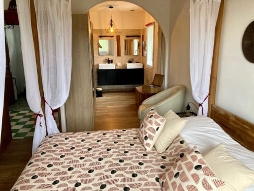 Spacious bedroom with en-suite bathroom in Domaine des Lavarines cottage, Morières-lès-Avignon, featuring double bed and dual