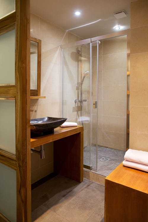 Luxury bathroom in VIP Lodge apartment at AJOUCADOU boutique hotel in Lourmarin with walk-in shower, vessel sink and wooden