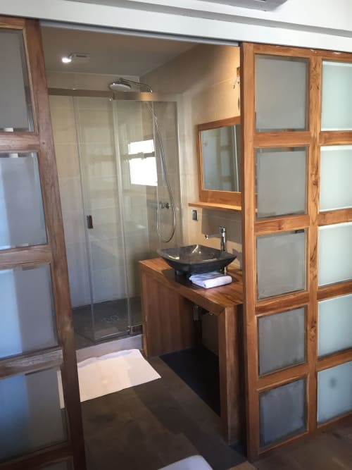 Modern bathroom in VIP Lodge at AJOUCADOU Lourmarin with walk-in shower, wooden vanity, black vessel sink