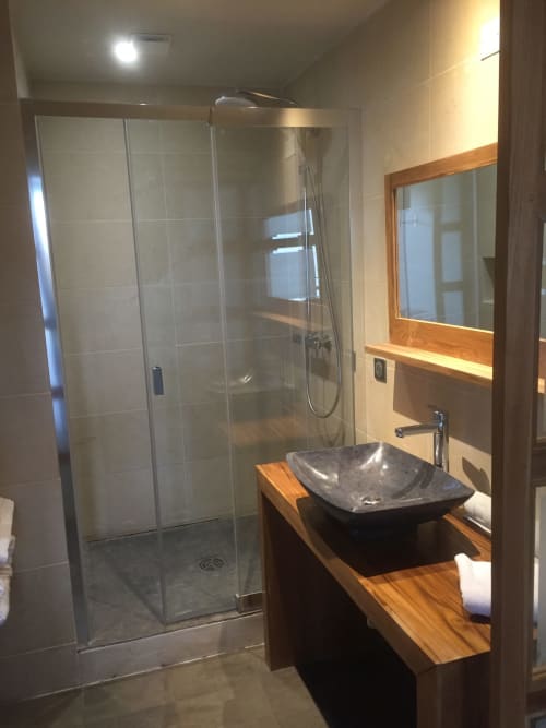 Modern bathroom in VIP Lodge at AJOUCADOU, Lourmarin with walk-in shower, vessel sink, and wooden vanity