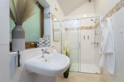 Stable Lodge B&B in Cheltenham | King Sized Bedroom En-Suite