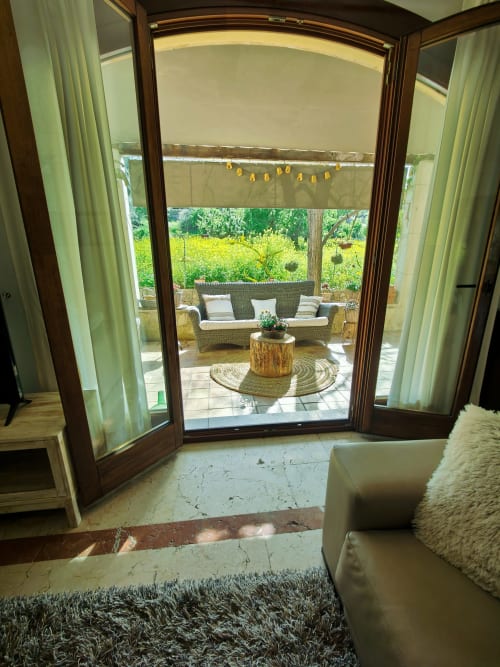SALON EXTERIOR