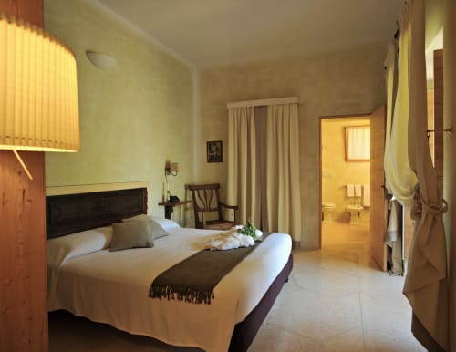 Camera Barone di Masseria Picca Picca B&B, Morciano di Leuca, con letto, bagno en suite e vista sul giardino