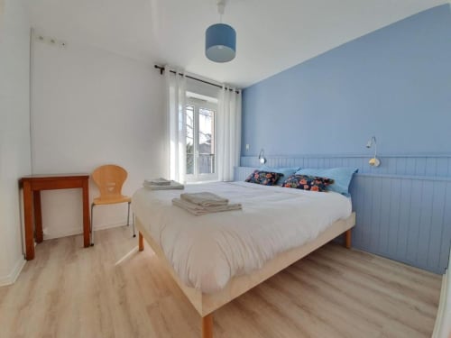 chambre bleue 3 personnes gîte les arches beauvallon week end gîte d'étape lit double et un lit simple groupe famille amis séminaire