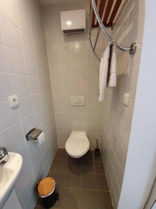 Chambre noir gite les arches groupe rhône lyon campagne toilettes