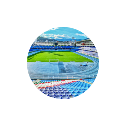 Estadio de fútbol moderno con asientos azules y cancha verde en Cali, Colombia