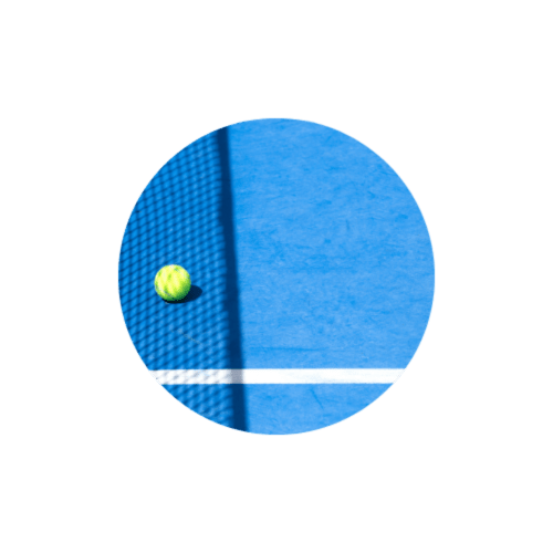 Pelota de tenis amarilla en cancha azul del Hotel Maderos Cali