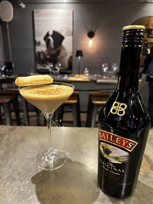 Cocktail Baileys avec garniture de cannelle à La Montagnette, Moutiers