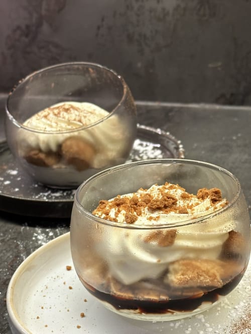 Deux tiramisu garnis de crème fouettée et cacao au B&B La Montagnette à Moutiers, France