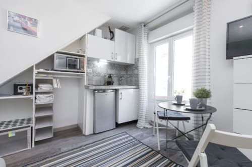 Superior Studio apartment at Azur Studios Cannes with kitchenette, dining area, and modern furnishings