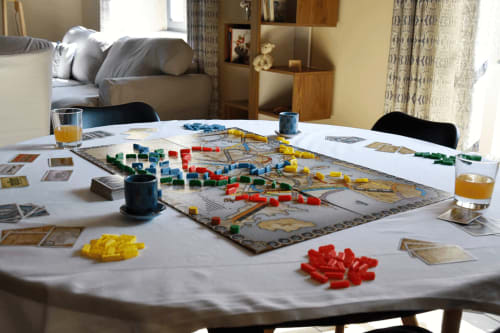 Une partie de jeu de société au salon