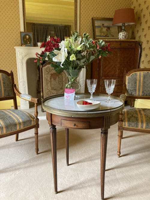 Table ronde élégante avec fleurs fraîches dans la chambre de Diane de Poitiers au Château de Ré, Le Petit Pressigny